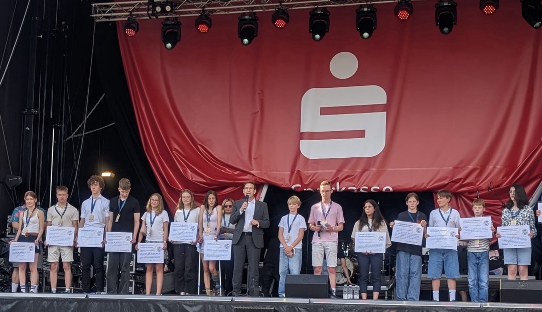 LGG Schülerinnen und Schüler präsentieren einzelne Artikel des Grundgesetzes.