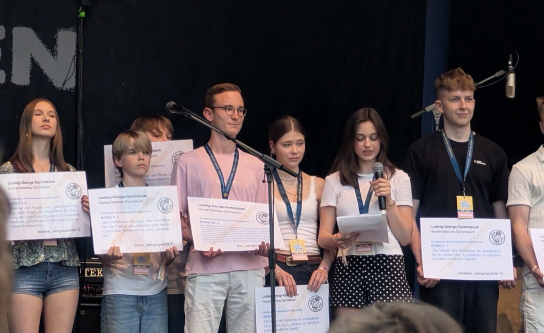 LGG Schülerinnen und Schüler präsentieren einzelne Artikel des Grundgesetzes.