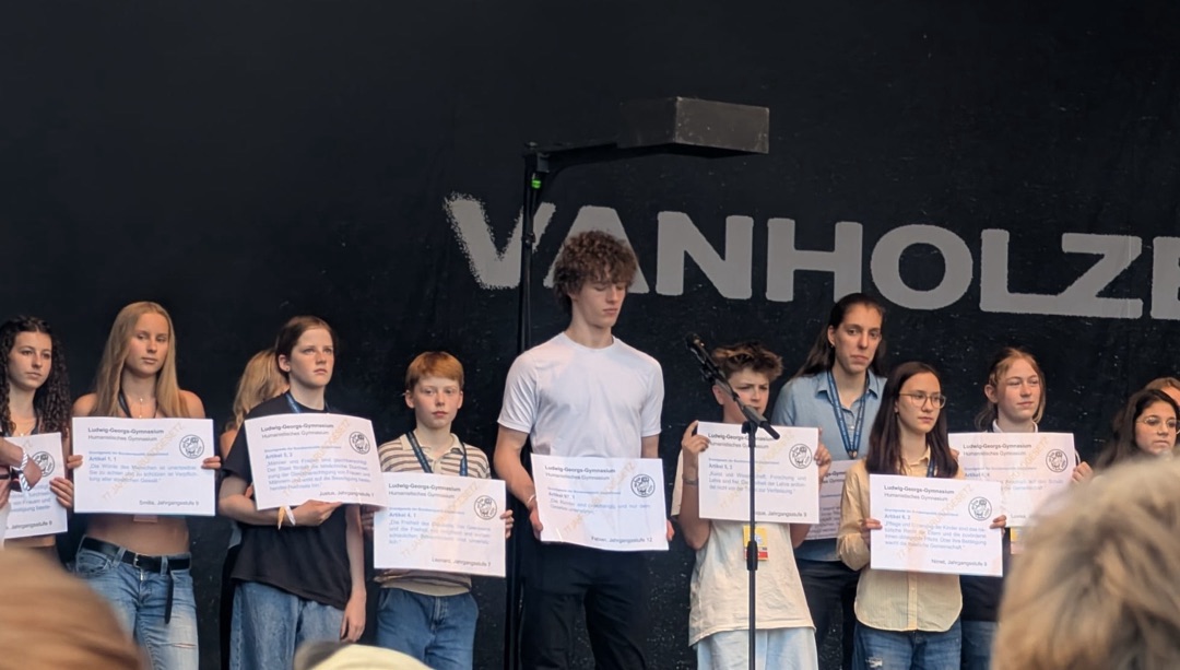 LGG Schülerinnen und Schüler präsentieren einzelne Artikel des Grundgesetzes.