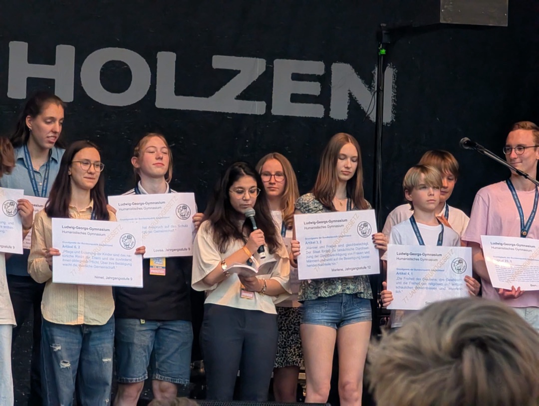 LGG Schülerinnen und Schüler präsentieren einzelne Artikel des Grundgesetzes.